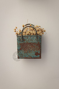 在蓝色金属盒子里 挂在墙上 很古老和生锈的花束着棕色干草古董风格手工浆果森林花园太阳房子植物园艺图片