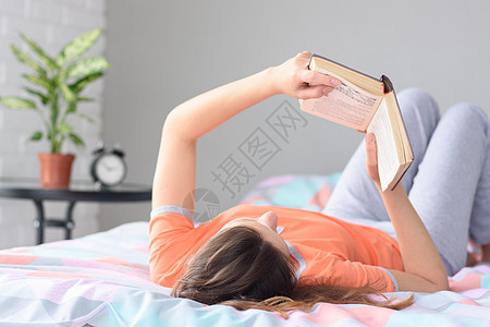 那个女孩躺在床上 读她最喜欢的书 看她最喜欢的书图片