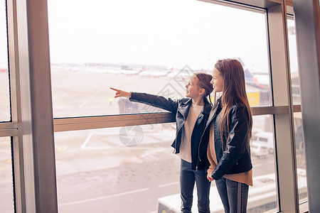 机场的小孩在等登机运输童年旅行女儿航空公司飞机场假期乘客护照孩子图片