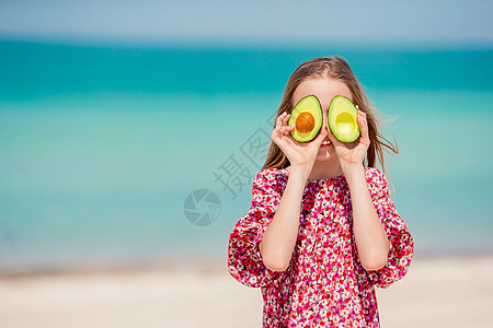 暑假在海滩度假时可爱的小女孩享受海景蔬菜热带乐趣快乐闲暇太阳幸福海岸图片