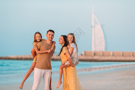 暑假在沙滩上快乐的一家人跑步海岸孩子酒店幸福海岸线喜悦海滨爸爸异国图片