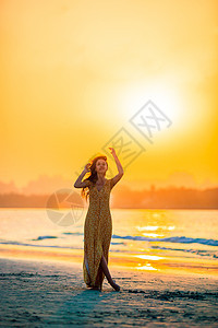 女人躺在沙滩上享受暑假 看着海看海生活休息房子乐趣海洋城市日光浴自由太阳假期图片