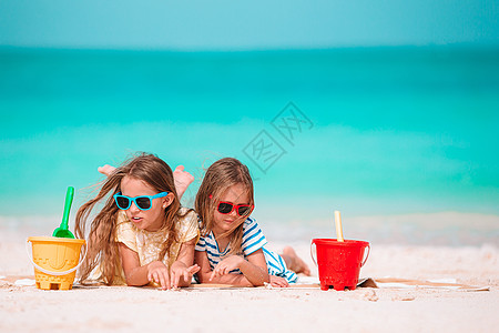 两个快乐的小女孩 在热带沙滩玩耍时 玩得非常开心闲暇娱乐旅行异国女孩跑步童年支撑海岸幸福图片
