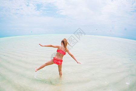 度假期间海滩上可爱的小女孩在caribbean度假幸福裙子帽子海岸线海洋情感支撑情调旅行旅游图片