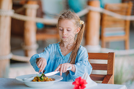 可爱的小女孩在户外咖啡厅吃晚饭女儿晚餐盘子餐厅婴儿酒店女孩面条胡椒勺子图片