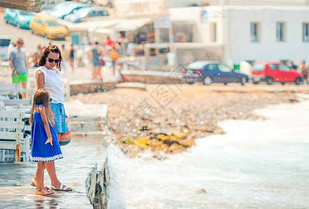 希腊米科诺斯岛最受欢迎的旅游区 小威尼斯 上的可爱小女孩和妈妈场景外观女孩游客假期村庄房子旅行家庭露齿图片