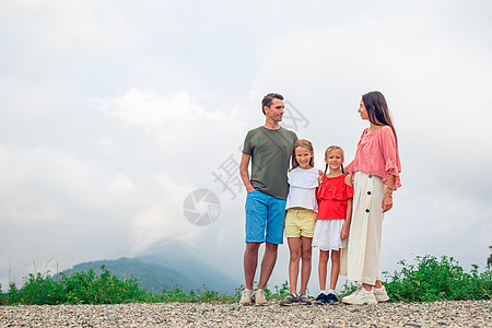 在雾雾中山上美丽的幸福的家 美丽美满的家庭悬崖女士蜜月旅游高山远足生活运动全景孩子图片