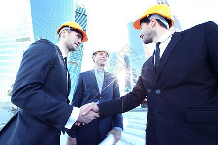 建筑师在建筑工地握手合伙经理创新投资者问候语头盔商务协议商业团队图片