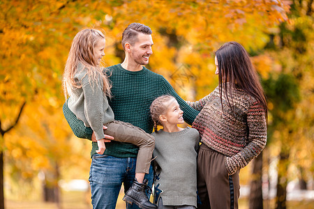 秋天四口的幸福家庭肖像树木公园姐姐森林乐趣母亲情绪女儿活动男人图片