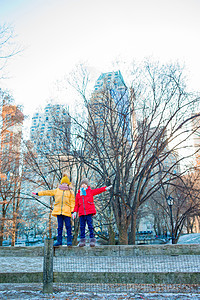 纽约市中央公园可爱的小女孩 纽约市中心公园溜冰场旅行微笑喜悦女士雪花公园季节乐趣夫妻图片