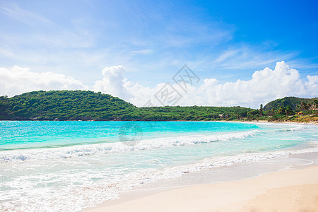 加勒比岛屿上带有白沙 绿绿海水和蓝天空的古代热带海滩支撑情调蓝色海浪风景异国晴天天气阳光珊瑚图片