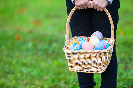 复活节节用带复活节卵的篮子孩子季节女孩节日活动乐趣喜悦花园草地童年图片