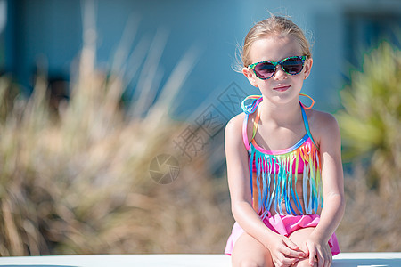 在户外瑜伽室外度假时 可爱小女孩的肖像眼镜女儿友谊闲暇乐趣快乐假期海滩女孩孩子图片