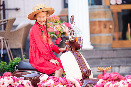 穿着帽子的可爱小女孩 在脚踏车室露天摩托车起动机自由闲暇假期喜悦乐趣孩子快乐运输图片