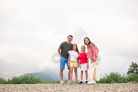 在雾雾中山上美丽的幸福的家 美丽美满的家庭男人顶峰享受高山漂流天空自由闲暇生活旅行图片