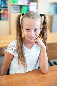 穿着笔记和铅笔的可爱小女孩在户外教育假期女孩学生玻璃起动机幸福领带桌子课堂图片
