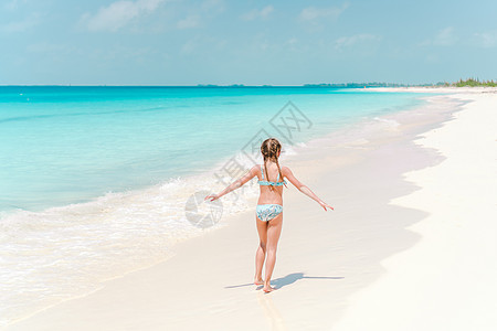 戴帽子的小女孩在狂喜节假期间在海滩散步快乐旅行情感情调假期海洋海岸游客旅游异国图片