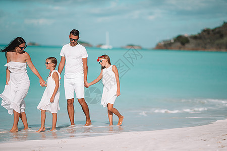 和孩子们一起在海滩上快乐的家庭孩子海洋父母爸爸母亲女士女儿海岸线成人乐趣图片