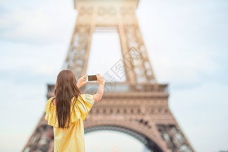 巴黎背景的美丽的女人 艾菲尔塔塔 在她度假时观光地标长廊城市游客假期街道喜悦旅行女士图片