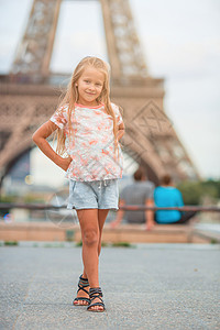 巴黎背景的可爱小孩女孩 在暑假期间埃菲尔塔上放暑假旅行喜悦城市婴儿孩子旅游游客街道假期女儿图片