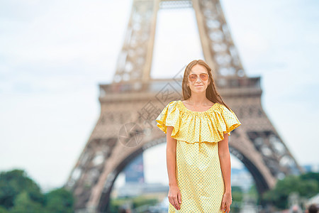 巴黎背景的美丽的女人 艾菲尔塔塔 在她度假时长廊街道城市景点女性喜悦游客女士旅游假期图片