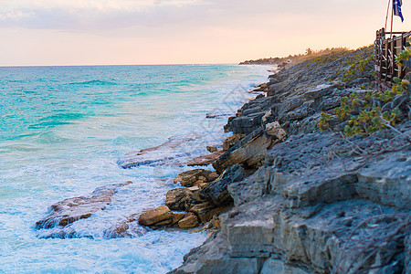 古巴的海岸和海岸及宝石背景接近古巴支撑海浪海洋假期岩石阴影地平线风景石头泡沫图片