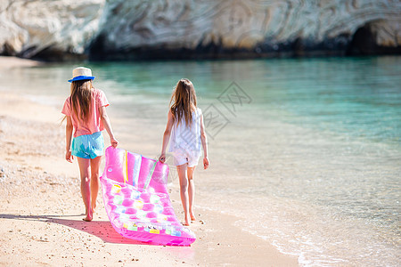 暑假在热带海滩玩得开心的小女孩们一起玩耍 在一起玩婴儿支撑娱乐孩子乐趣海滨喜悦享受海景幸福图片