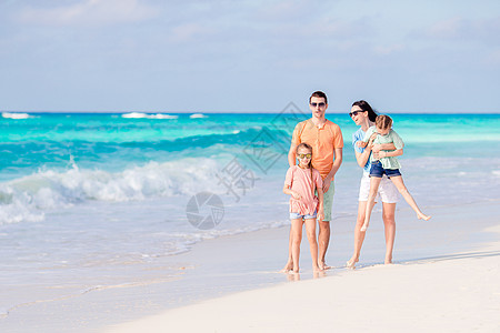 日落时有小孩在海滩散步的幸福家庭享受女儿情调母亲孩子热带女孩异国跑步成人图片