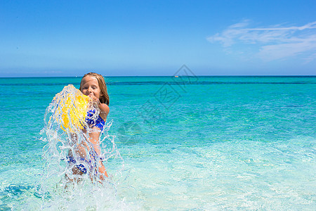可爱的小女孩在热带海滩浅水中玩得开心情调支撑孩子海岸女孩海洋海景女儿假期旅游图片