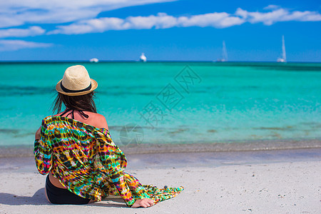 暑假期间在海滨的年轻有吸引力的女孩幸福蓝色黑发支撑热带旅游阳台海岸线日光浴海滩图片
