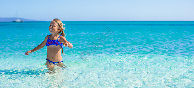 可爱的小女孩在浅水热带海滩上玩得开心乐趣异国天堂婴儿女儿支撑假期女孩孩子海景图片