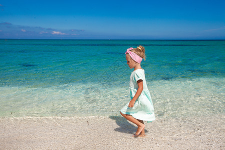 可爱的小女孩在白沙滩浅水中玩耍旅行婴儿帽子童年情调女士孩子天堂女孩海岸图片