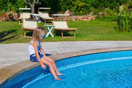 游泳池里的可爱快乐的小女孩儿喜悦水池相机旅游帽子乐趣童年娱乐微笑闲暇图片