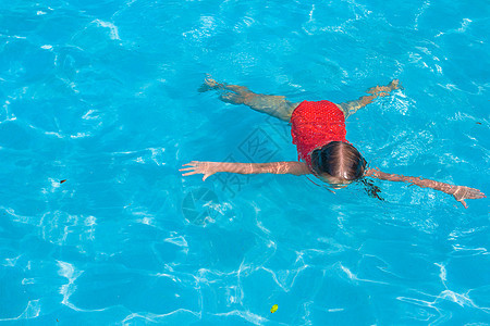 可爱的小可爱女孩 在游泳池游泳游泳享受幸福童年阳光快乐乐趣牙齿蓝色旅行太阳图片