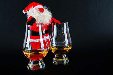 圣诞老人与单一麦芽威士忌玻璃杯圣诞节的象征乐趣玻璃幸福喜悦胡须麦芽快乐假期饮料庆典图片