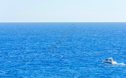 在海上航行 在蓝水上静悄悄游轮地平线船体栏杆热带荒野旅游帆船场景血管发动机图片