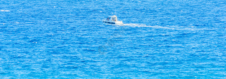 在海上航行 在蓝水上静悄悄游轮奢华海洋木头地平线海景血管发动机热带游艇运动图片