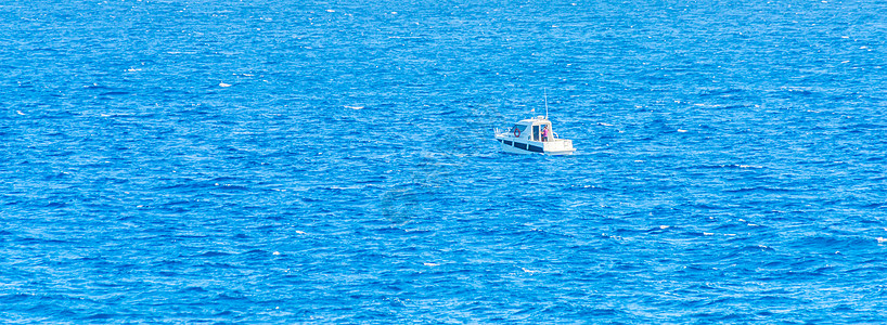 在海上航行 在蓝水上静悄悄游轮乐趣荒野奢华运动波浪血管天空地平线旅游游艇图片