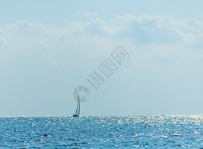 帆船在海上航行 在公海巡航 帆船荒野波浪假期木头风景栏杆娱乐游艇发动机帆船赛图片