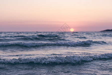 清晨在河上太阳升起 海中海面图片