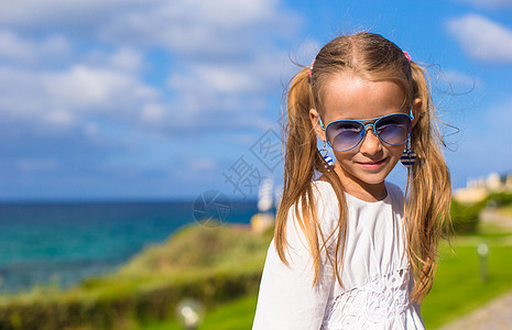 暑假户外活动时可爱的小女孩婴儿海岸假期女孩海岸线支撑情调女儿帽子海洋图片