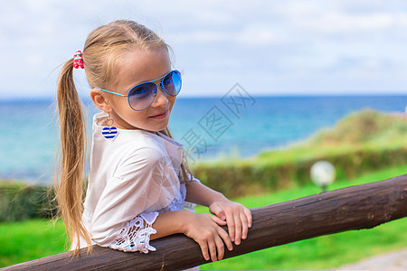 暑假期间户外可爱的小女孩女太阳童年孩子天堂海景婴儿支撑草帽热带海岸线图片