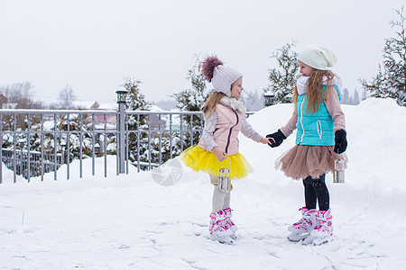 冬天雪天 小女孩在户外溜冰滑冰童年女孩女儿小姑娘喜悦孩子企鹅冰鞋生活方式学习图片