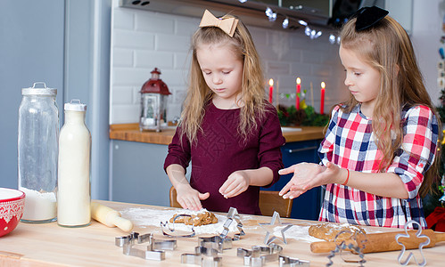 小女孩在家厨房为圣诞节做烤姜饼饼干的圣诞小姑娘面包乐趣食物糖果季节家庭蛋糕手工面团女孩图片