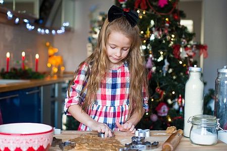 小女孩在家厨房为圣诞节做烤姜饼饼干的圣诞小姑娘食物糖果庆典姐姐面包乐趣滚动蛋糕家庭手工图片