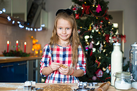 小女孩在家厨房为圣诞节做烤姜饼饼干的圣诞小姑娘桌子假期烘烤季节糕点帮助烹饪食物庆典糖果图片