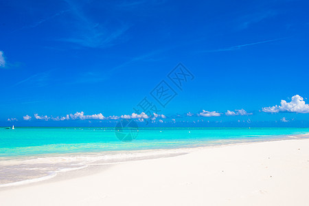 白沙滩 完美岛上有绿绿水风景天堂热带天空假期地平线旅行异国海景海洋图片