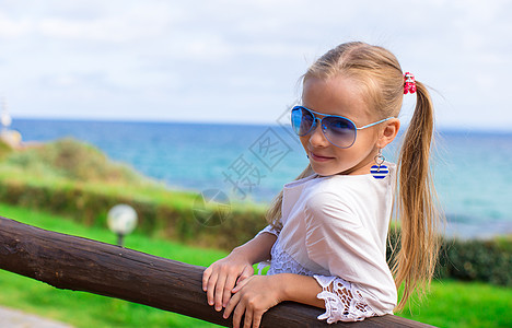 暑假期间户外可爱的小女孩女情调海岸线晴天童年婴儿海洋乐趣女士女儿女孩图片