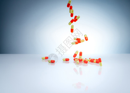 黄橙色胶囊药丸在白桌上掉下来健康抗生素治疗制药危险药品皮肤橙子医院背景图片