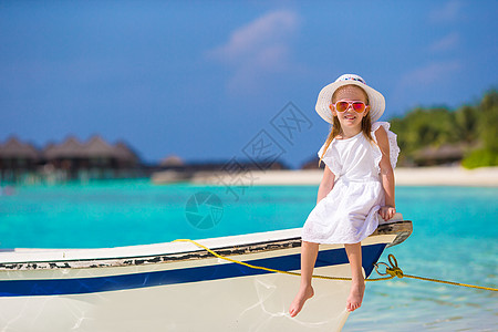 夏天放暑假时在船上的可爱小女孩热带女孩情调享受旅行孩子女儿天堂蓝色海洋图片